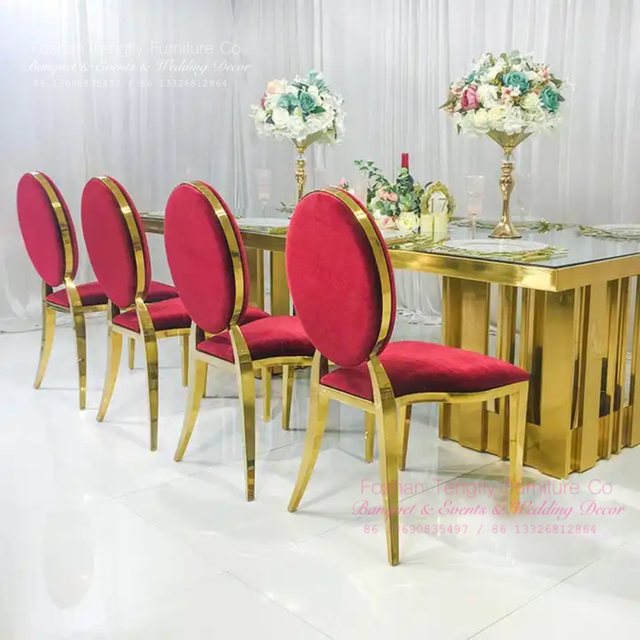 Mesa de boda dorada con silla roja