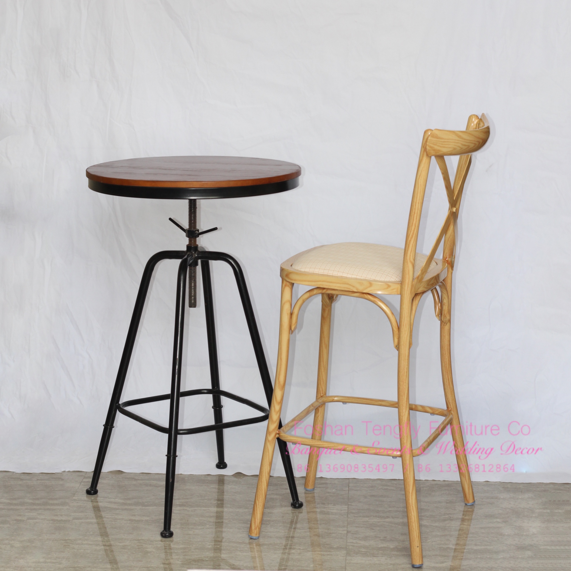 silla y mesa de bar